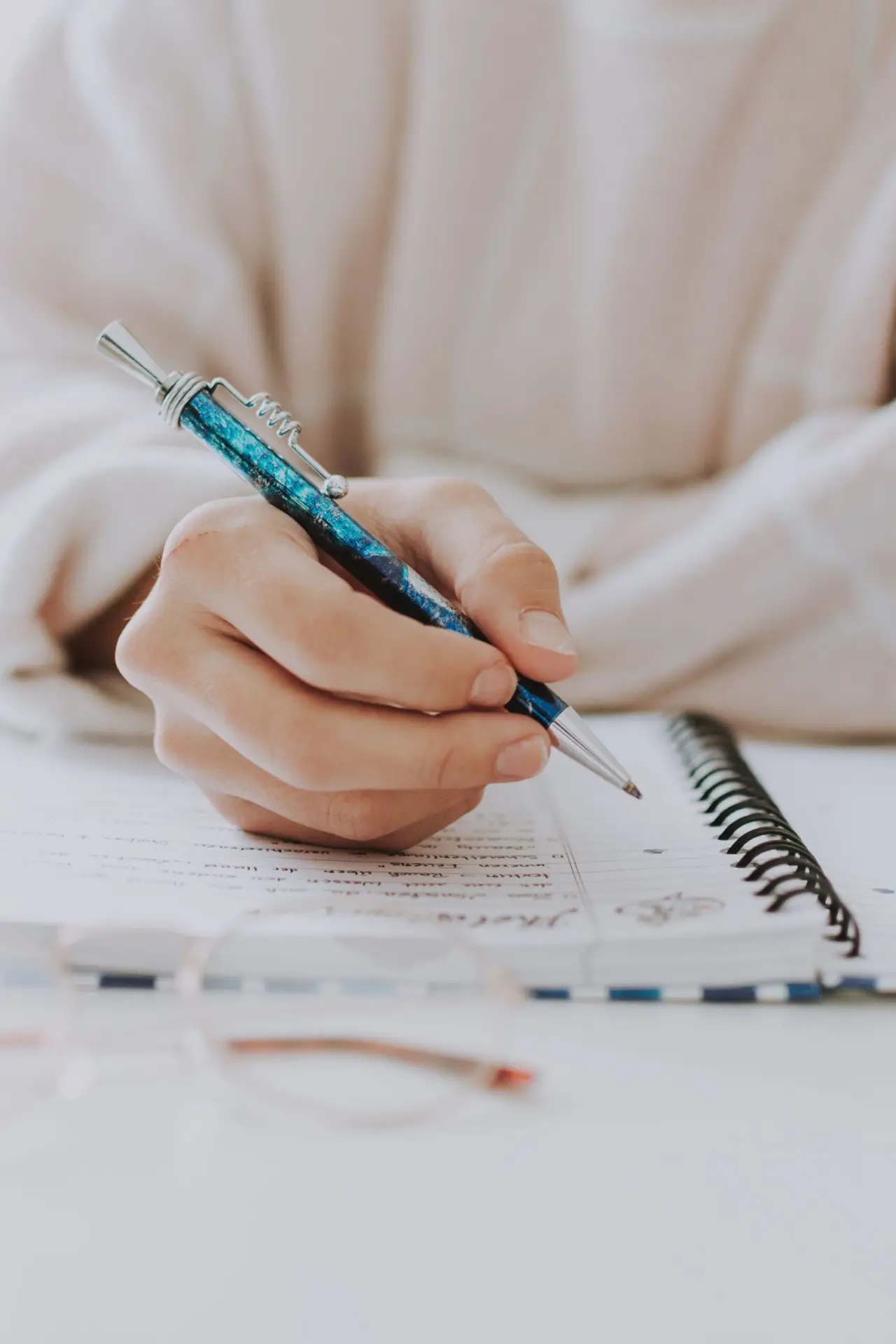 Main qui écrit dans un carnet