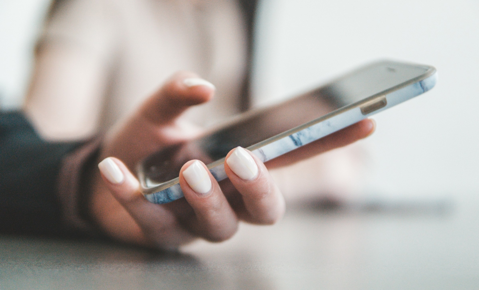Main tenant un smartphone