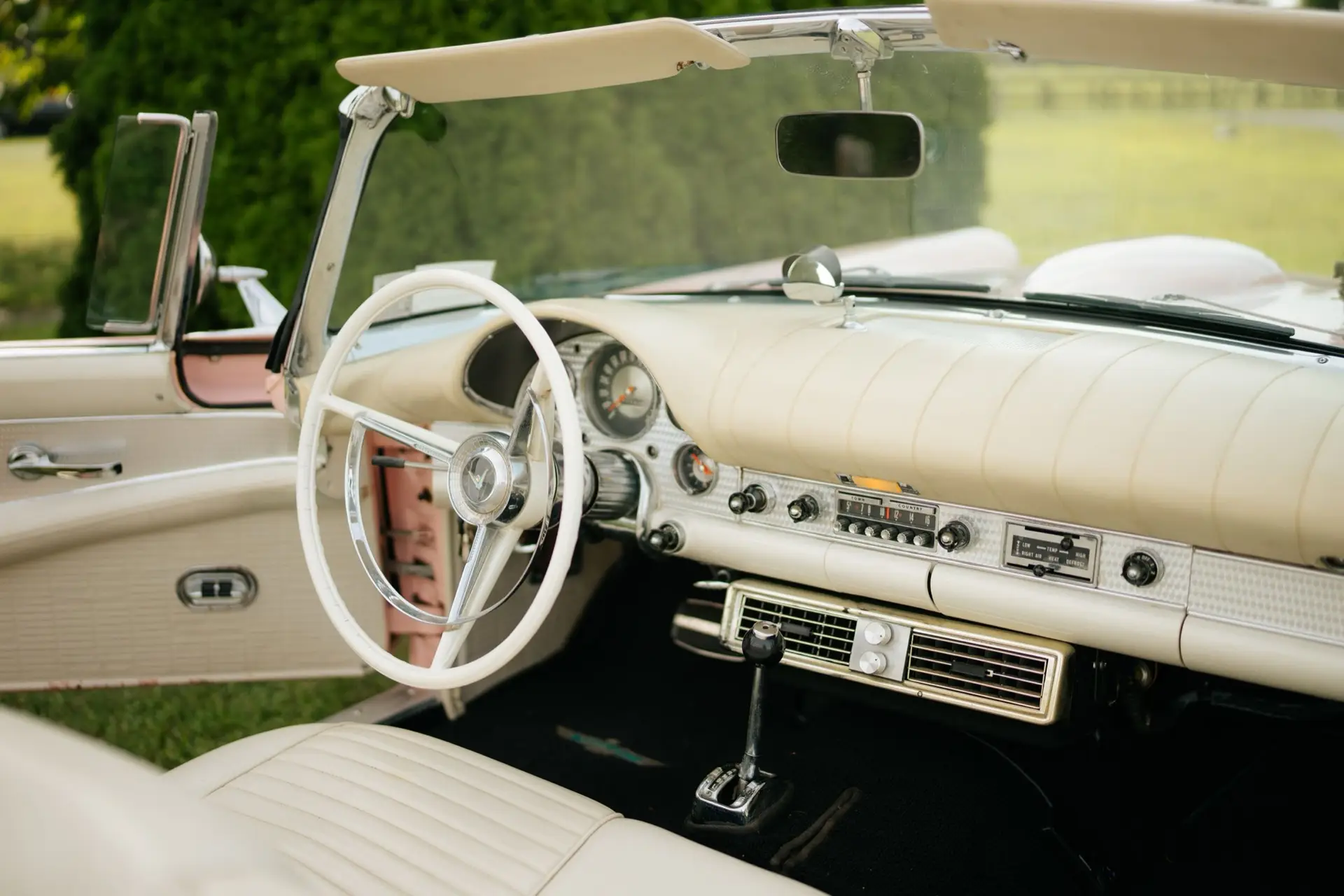 Tableau de bord crème d'une voiture ancienne décapotable
